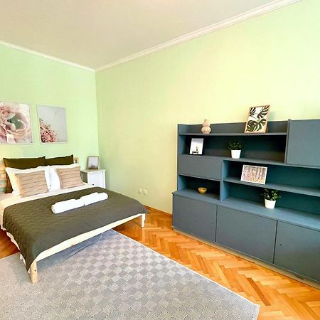 Bohemian Bright & Calm 2Br - Top Center - Private Balcony โซเฟีย ภายนอก รูปภาพ